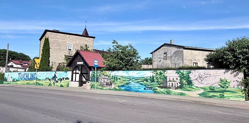 Centrum Tuchlina zdobi barwny mural. Nawiązuje do lokalnej kultury