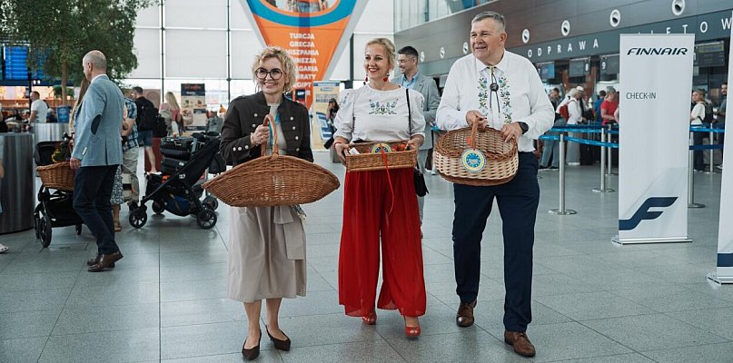 Kaszubska truskawka ruszyła w świat. Na lotnisku promowały ją władze Kartuz