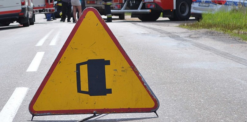 Przewóz. Osobówka uderzyła w drzewo. Są ranni