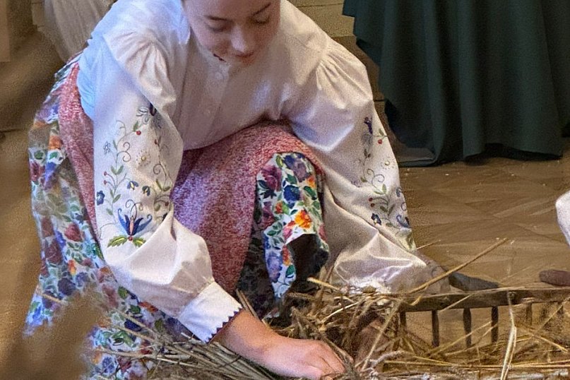 Zespół Przodkowianie w spektaklu Óżniwinë