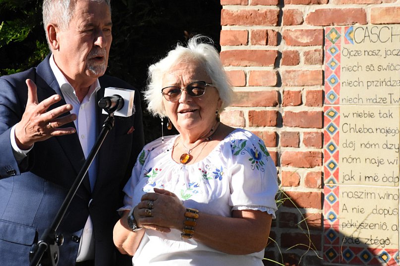 Tablica z Ojcze Nasz po kaszubsku powstała w Stężycy