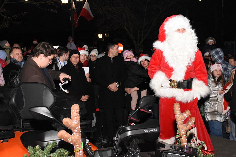 Rozświetlenie choinki w Sierakowicach