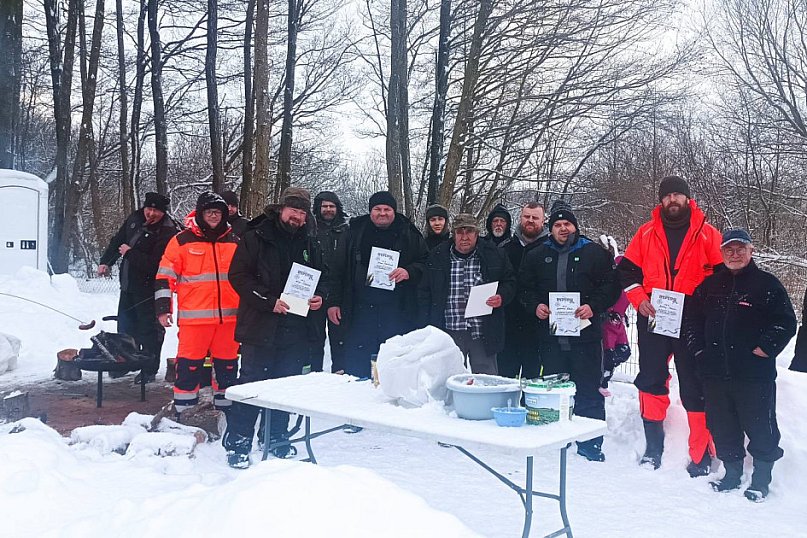 Podlodowe zawody wędkarskie na Jez. Tuchomskim