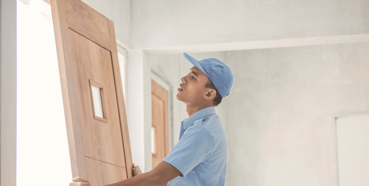 Renowacja drzwi drewnianych – jak przywrócić im dawny blask i trwałość?