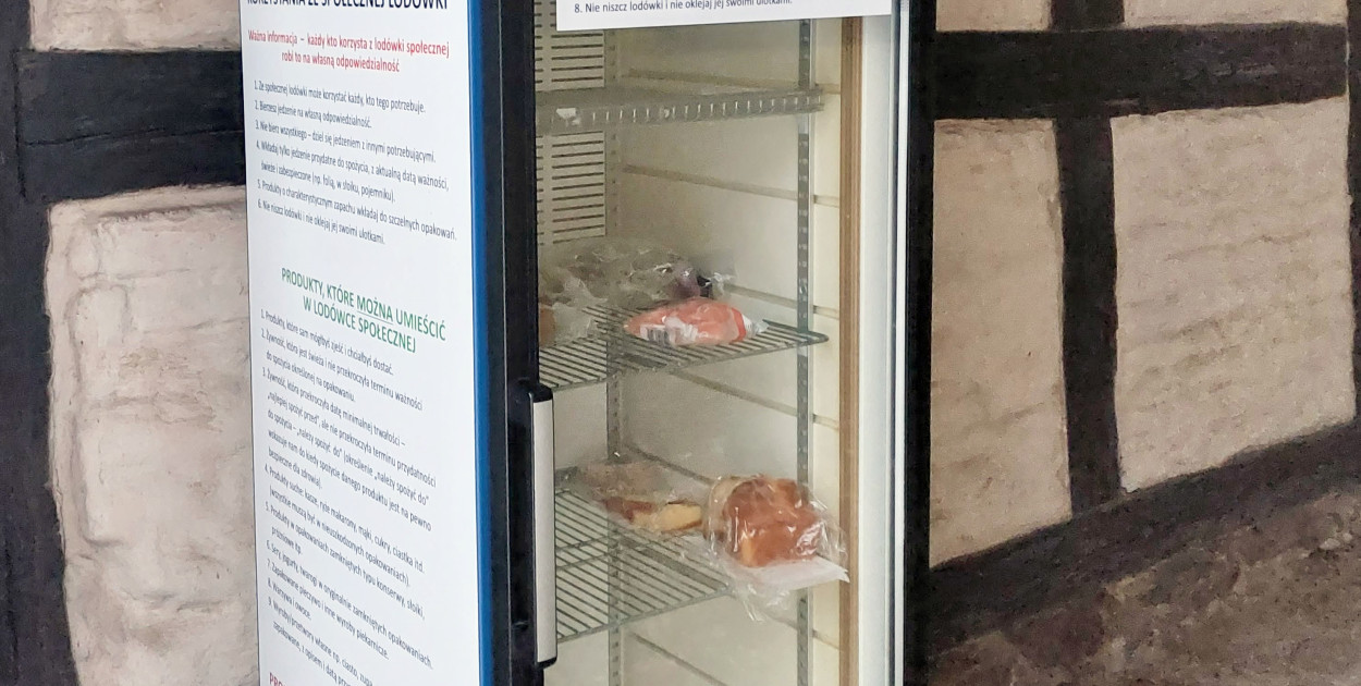 Taka lodówka od kilku lat znajduje się m.in. w Żukowie. fot. archiwum/M.Dz.