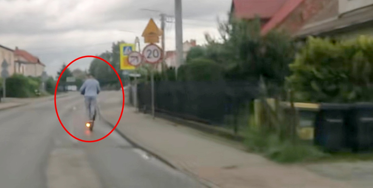 Sierakowice. Ryzykowna przejażdżka. Dwie osoby na jednej hulajnodze!