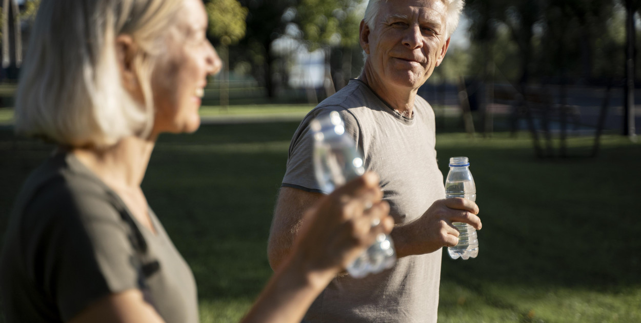 Jak radzić sobie z upałami – wskazówki dla dzieci, seniorów 