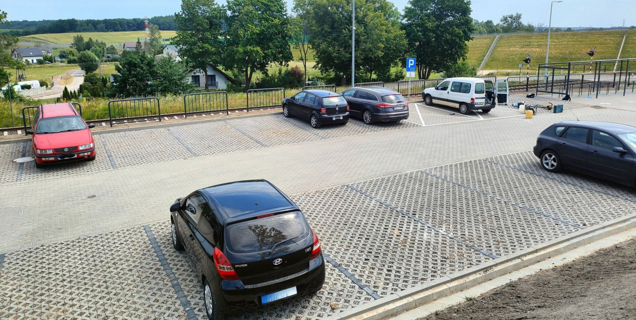 Otomino. Można już zostawiać auta na nowym parkingu przy przystanku PKP
