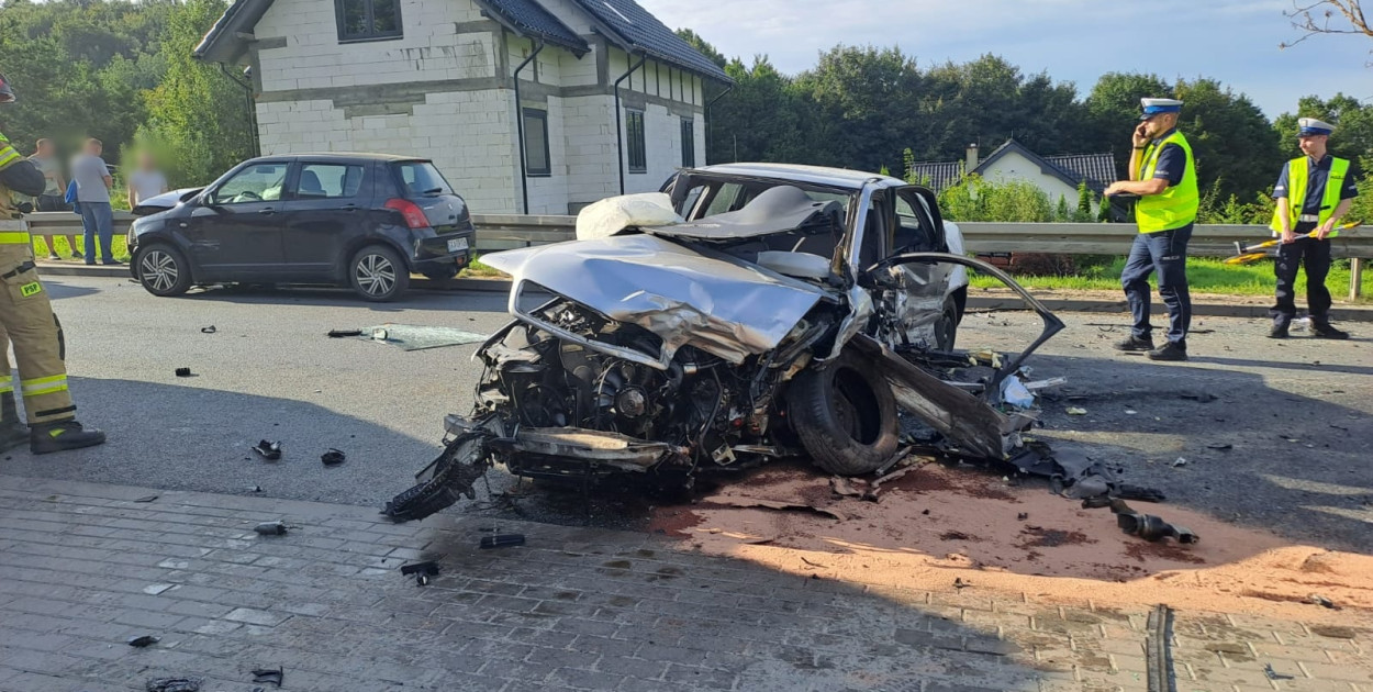 Łapalice. Zderzenie trzech aut w trakcie wyprzedzania. Dwie osoby ranne