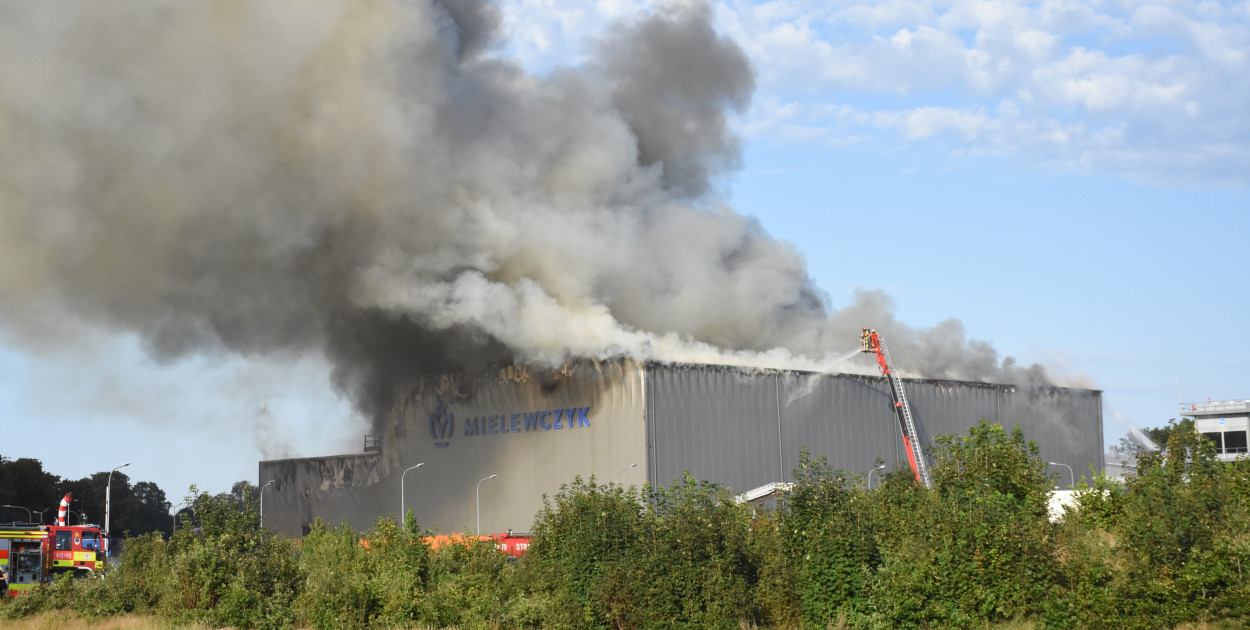 Kawle. Z powodu akcji gaśniczej zablokowana jest droga wojewódzka 211