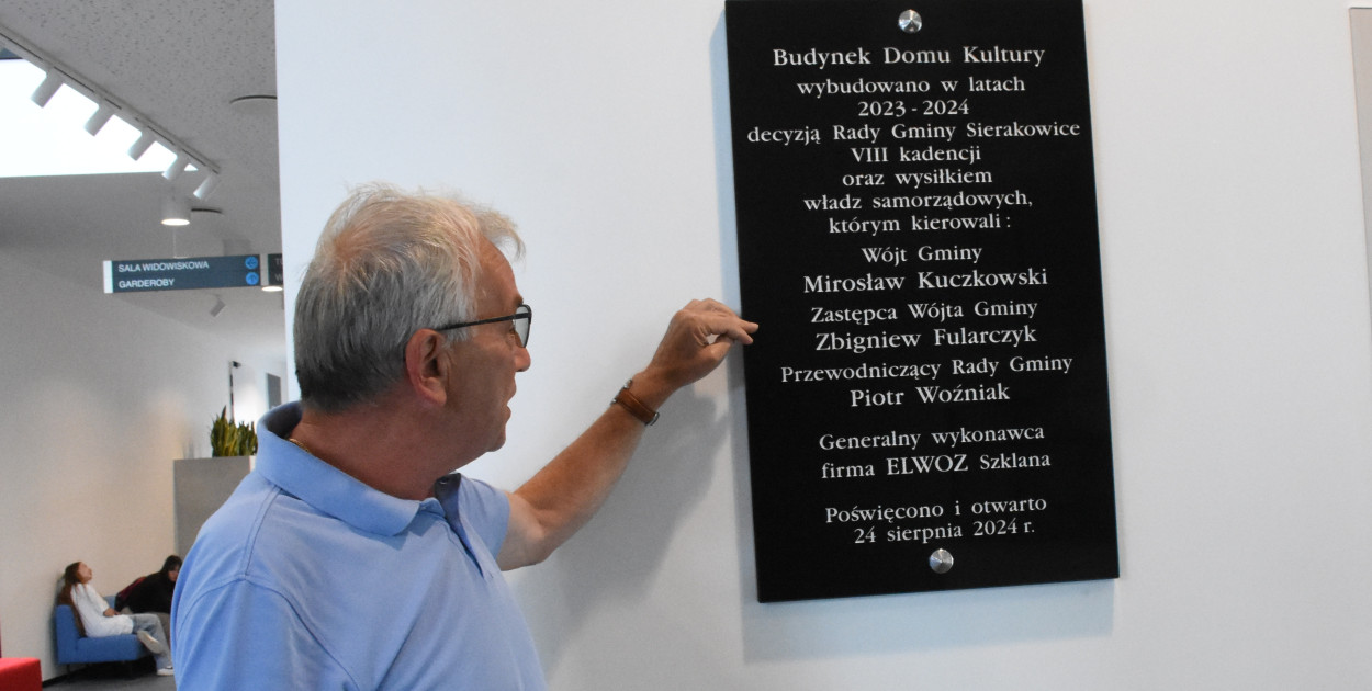 Tadeusz Kobiela, były wójt Sierakowic przy spornej tablicy. Zdjęcie z 23 sierpnia 2024 roku. fot.W.D.