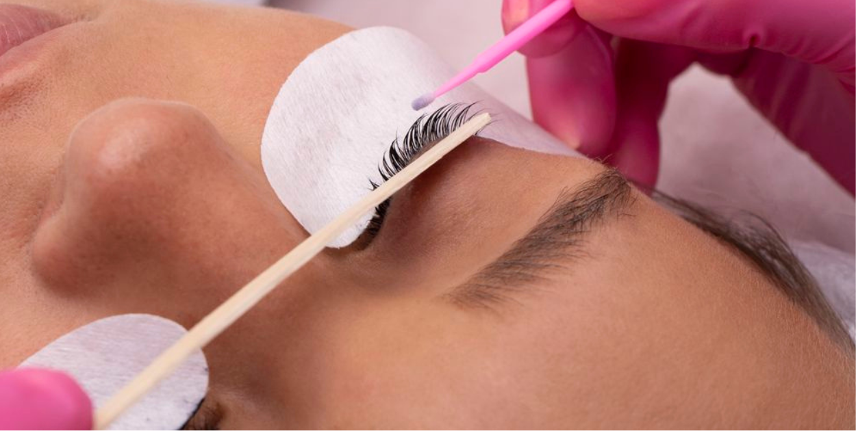 Sztuczne rzęsy – rodzaje i metody przedłużania