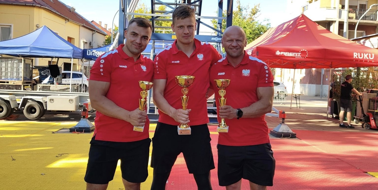 Krzysztof Stencel (z lewej) i Daniel Toporek (w środku) wśród reprezentantów Pomorza na Mistrzostwach Świata Strażaków w Dallas. fot. archiwum