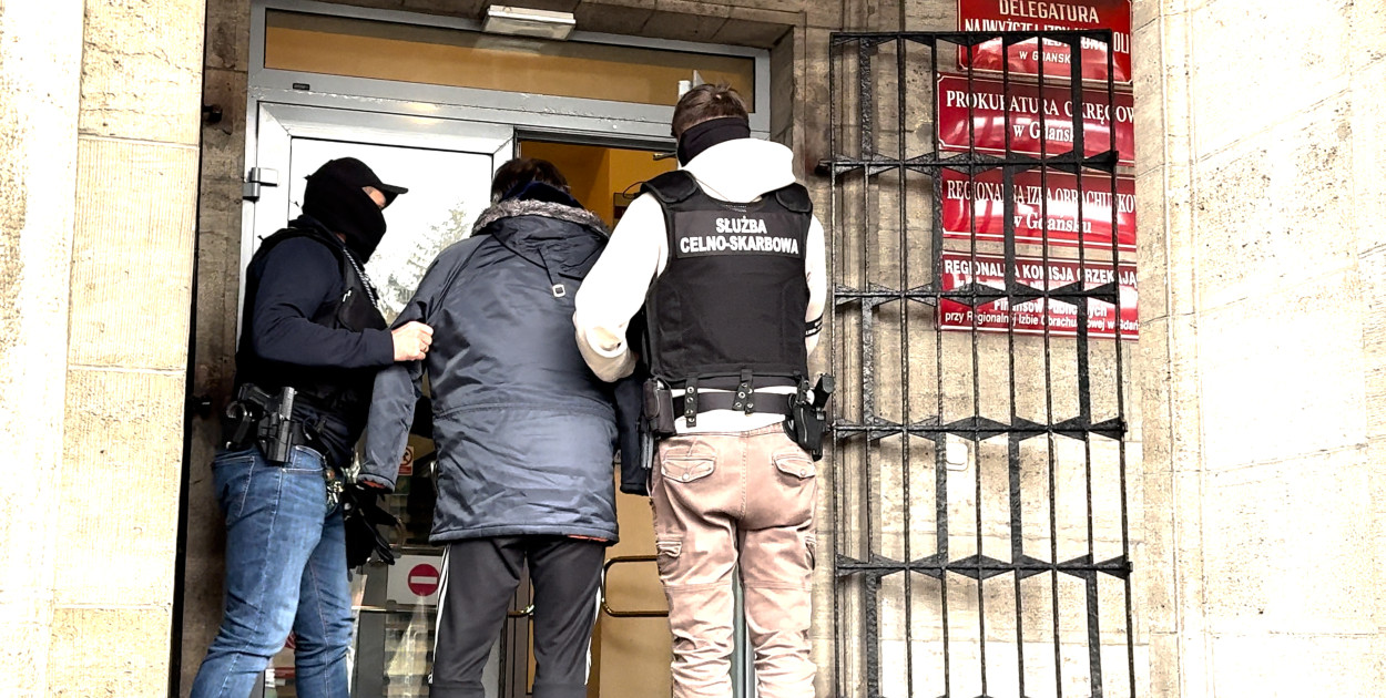 Pięć osób z zarzutami importowania sklejki i listew z Rosji i Białorusi