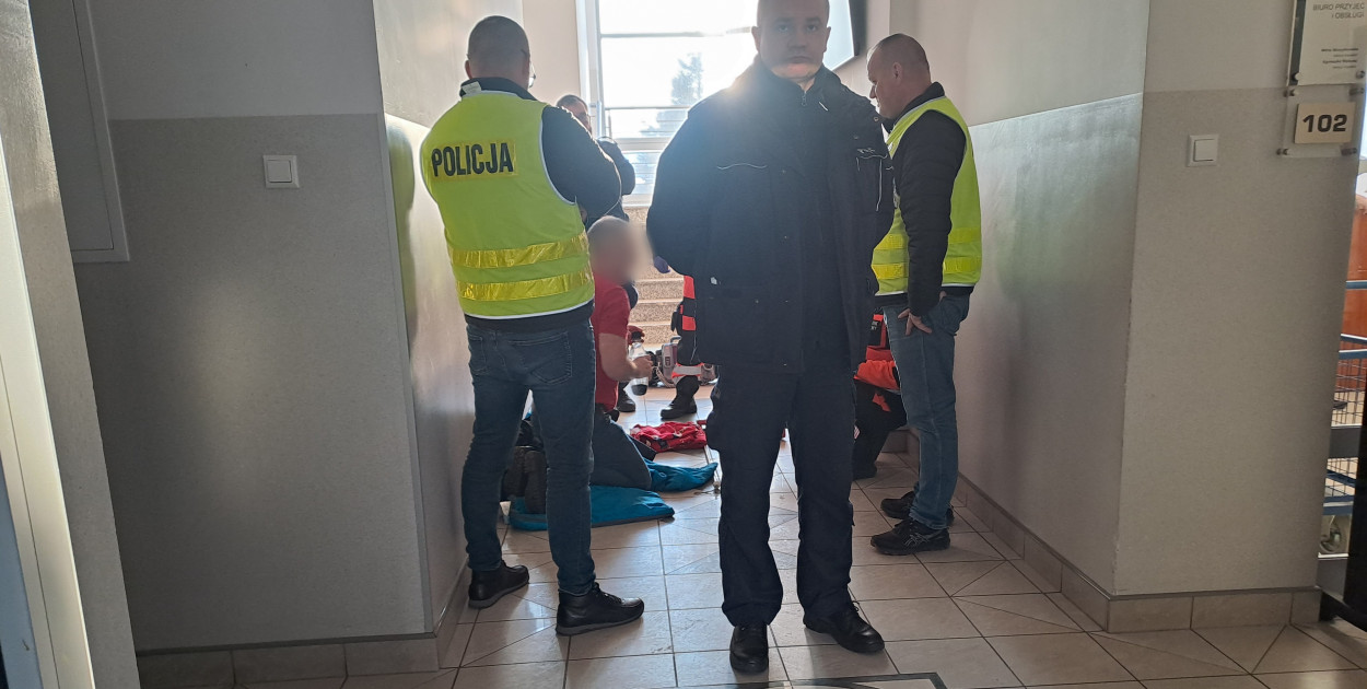 Mężczyzna chciał protestować w UG Sierakowice. Interweniowała policja