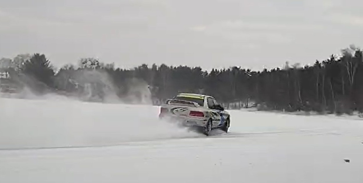 Borowo. Ostra jazda po zamarzniętym jeziorze. Czy tak można?