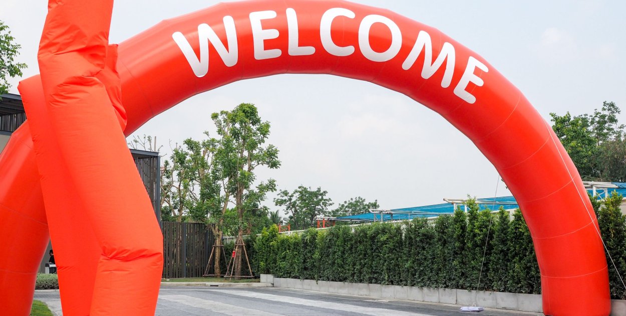 Reklama pneumatyczna w przestrzeni miejskiej i eventowej – forma, która pracuje na