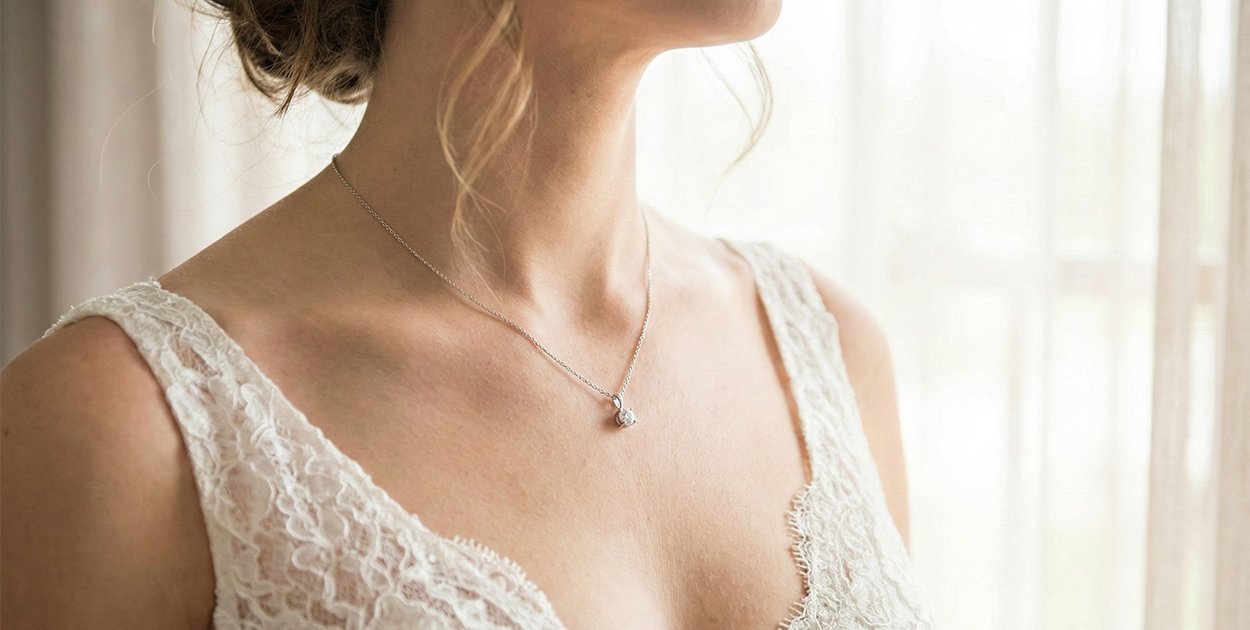 Ślubny minimalizm czy królewski przepych? Jak dobrać biżuterię do sukni, by nie ża