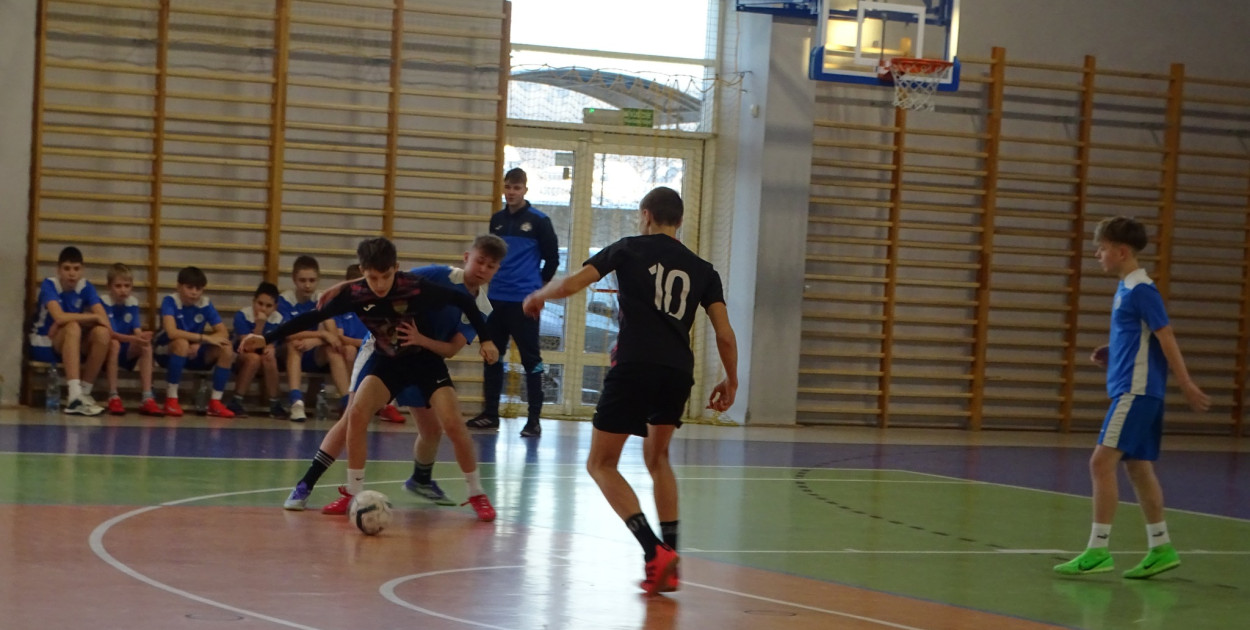 Rozgrywki w Kiełpinie. Liderami: FC Gowidlino i Amator Kiełpino