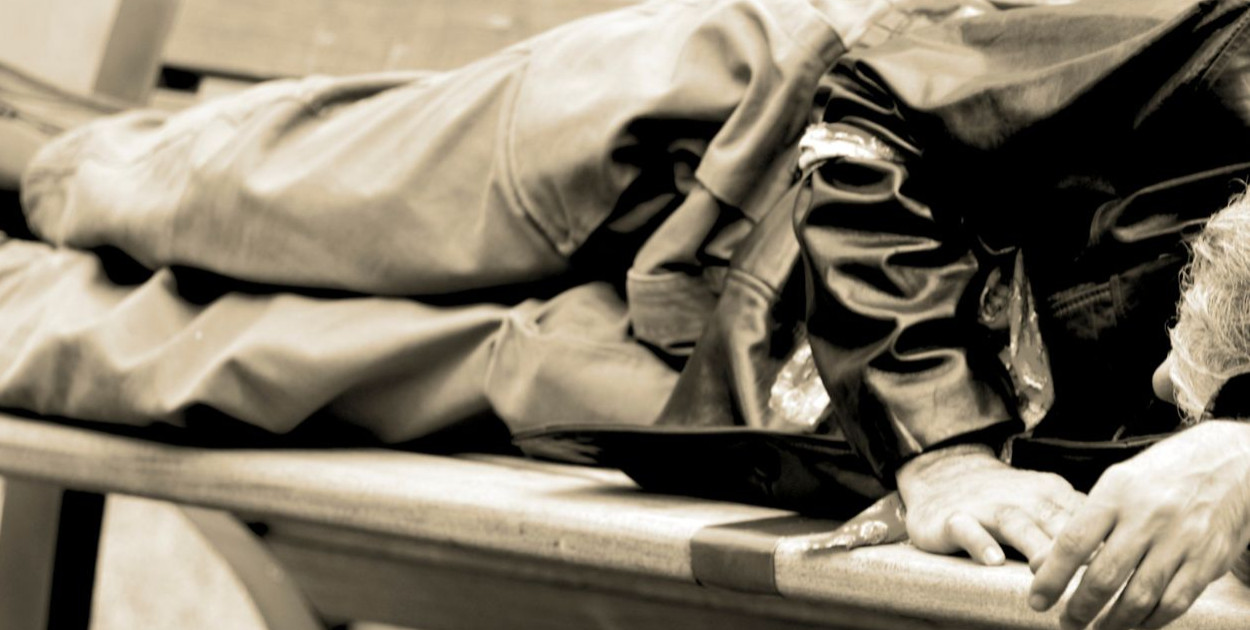 Zimno jest śmiertelnym zagrożeniem. Kiedy zaczyna się hipotermia i jak reagować?