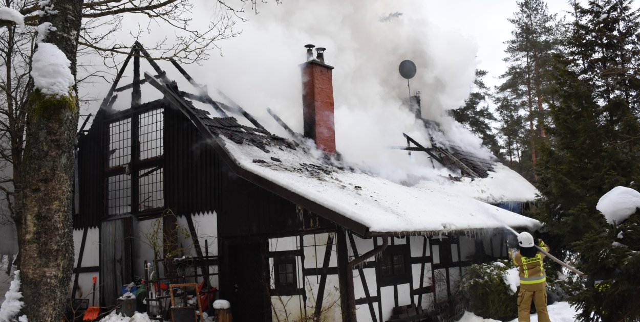 Miechucino. Pożar domku letniskowego. Trwa akcja gaśnicza