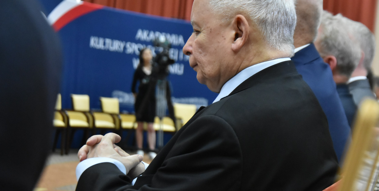 Jarosław Kaczyński powinien oddać władzę w PiS? Respondenci odpowiadają