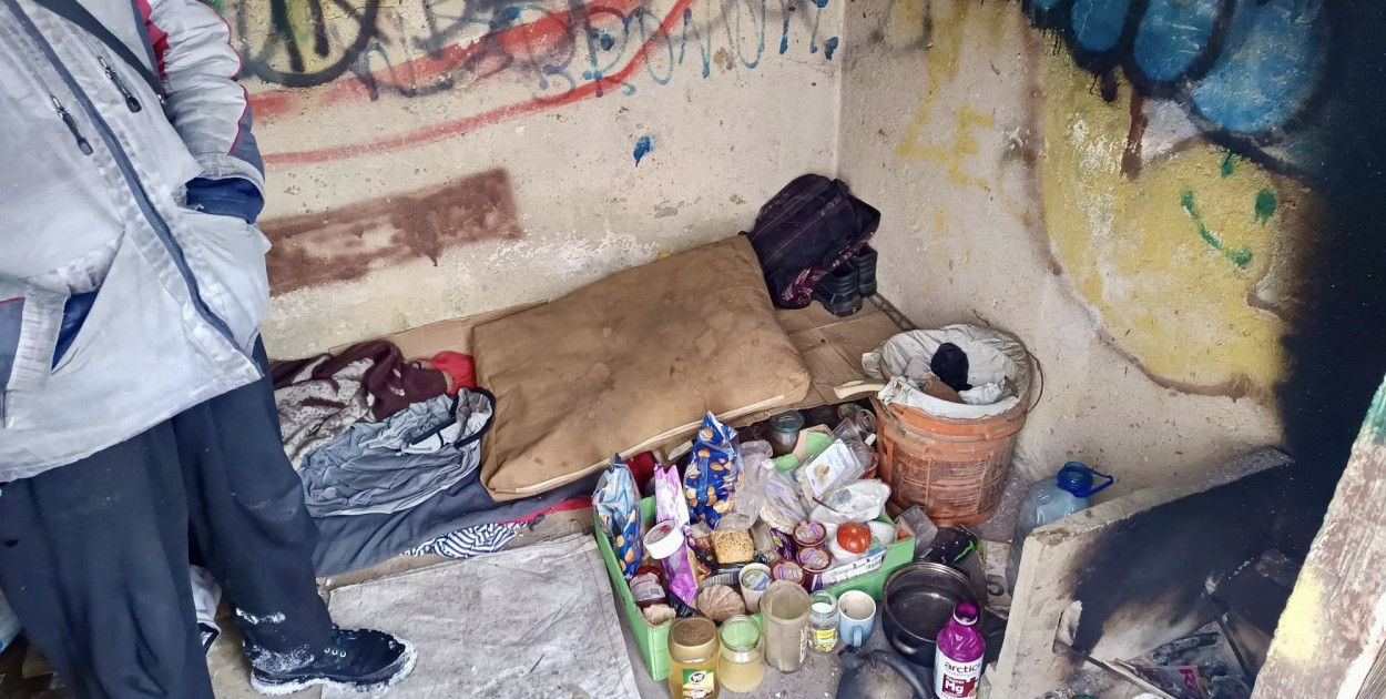 Mężczyzna mieszkał w pustostanie bez ogrzewania. Pomogli policjanci