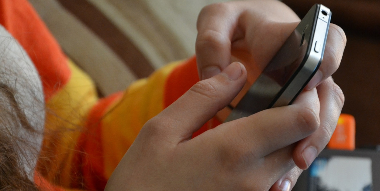 Dzień Bezpiecznego Internetu. Psycholog: smartfon szkodzi rozwojowi dziecka