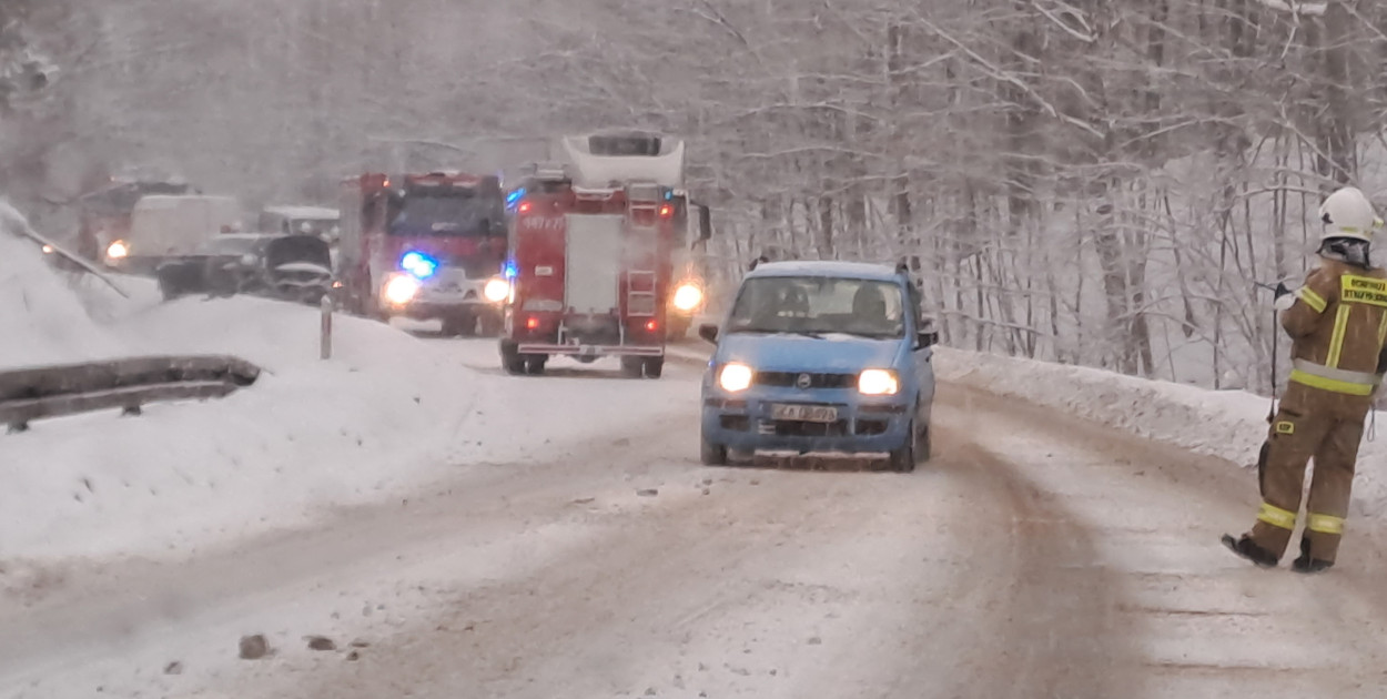 Trudne warunki na drogach. Potężne korki w rejonie Kartuz