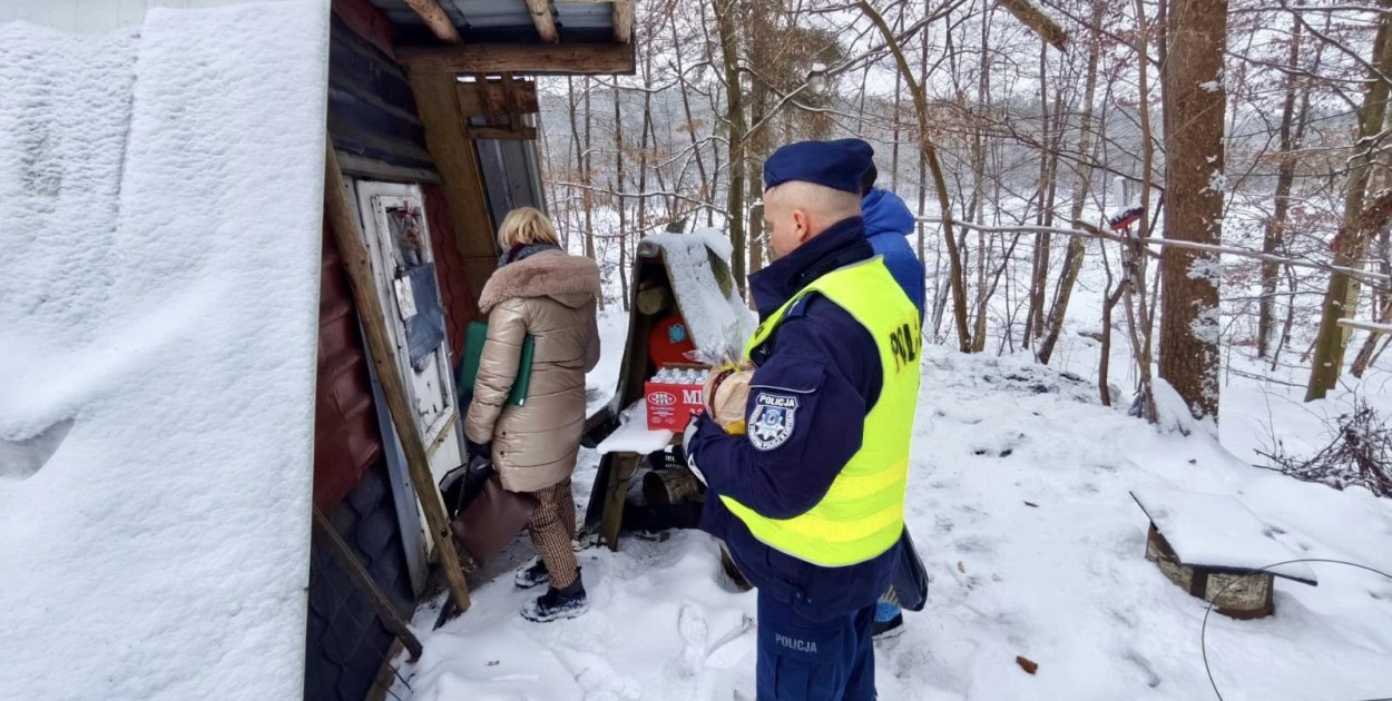 Mróz i zima nie odpuszczają. Dzielnicowi z Sierakowic znów ruszyli z pomocą