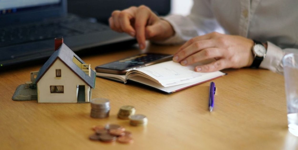 Zakup nieruchomości a podatek od nieruchomości – od którego miesiąca powstaje obow