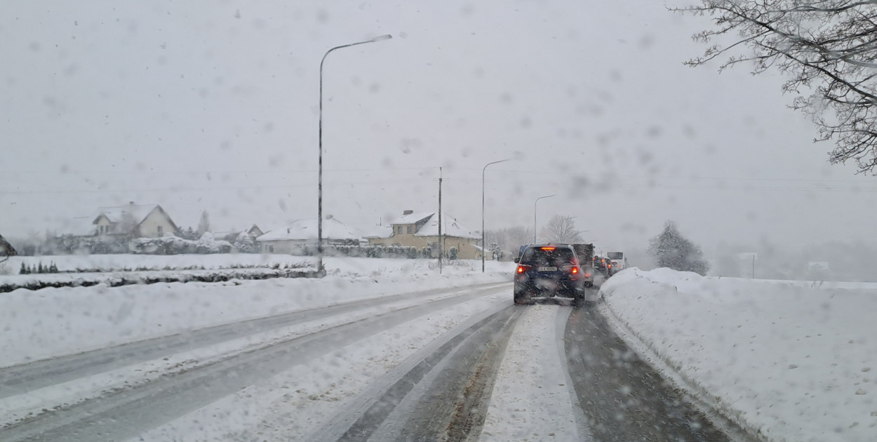 Utrudnienia na drogach. W Łapalicach trasę blokowała ciężarówka