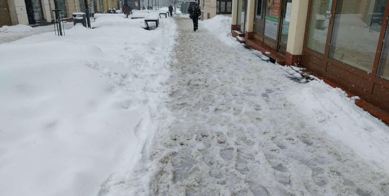 Opinia. Zima paraliżuje Kartuzy. "Mury" na chodnikach, parkingi pod śniegiem