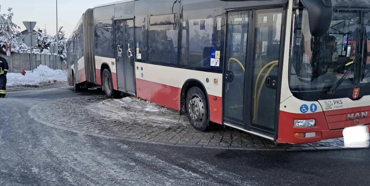Banino. Autobus utknął na rondzie. Pomogli strażacy