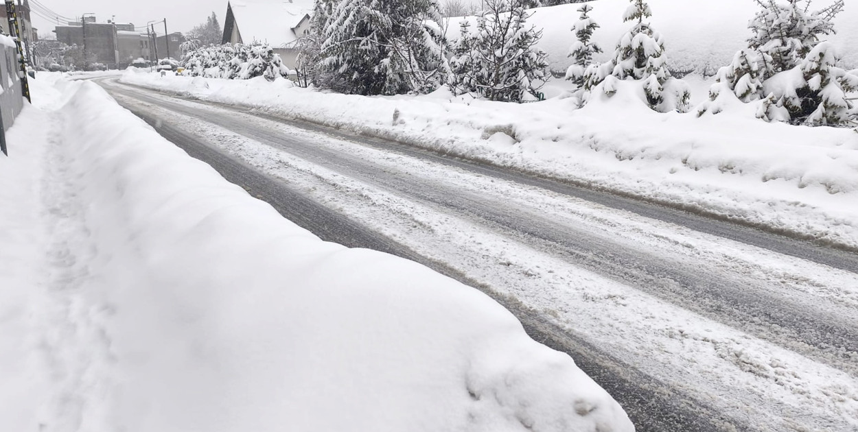 Kartuzy. Mieszkańcy narzekają na sposób odśnieżania. Gmina odpowiada