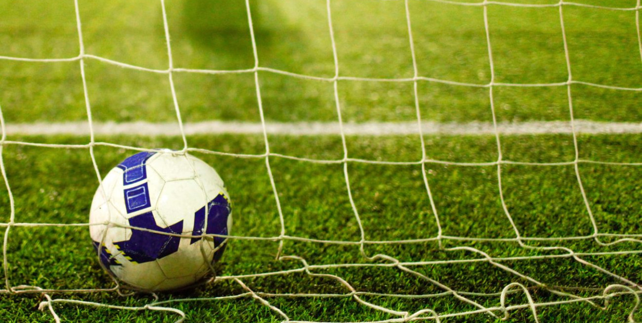 Zimowa aura utrudnia przygotowania pomorskich zespołów piłkarskich