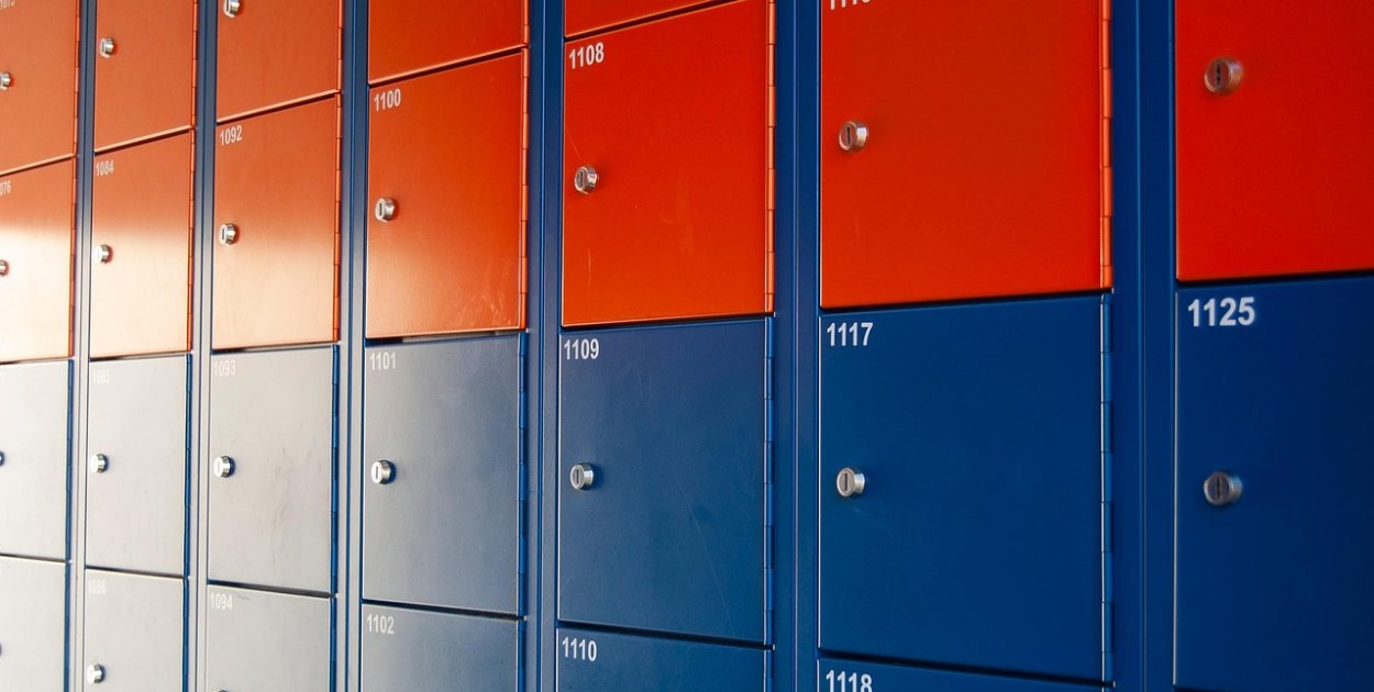 Szafki szkolne metalowe – jak trwałe rozwiązania porządkują przestrzeń i zwiększaj