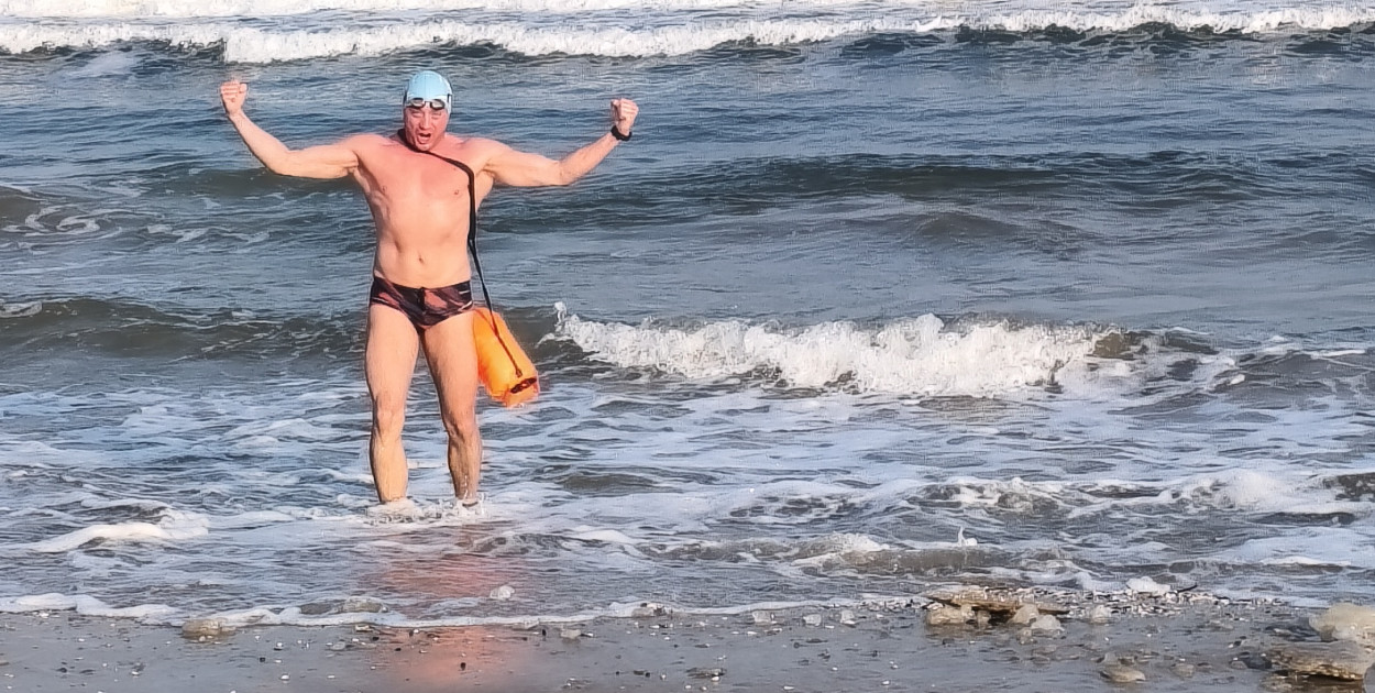 Mieszkaniec Banina wybiera się ma mistrzostwa w zimowym pływaniu