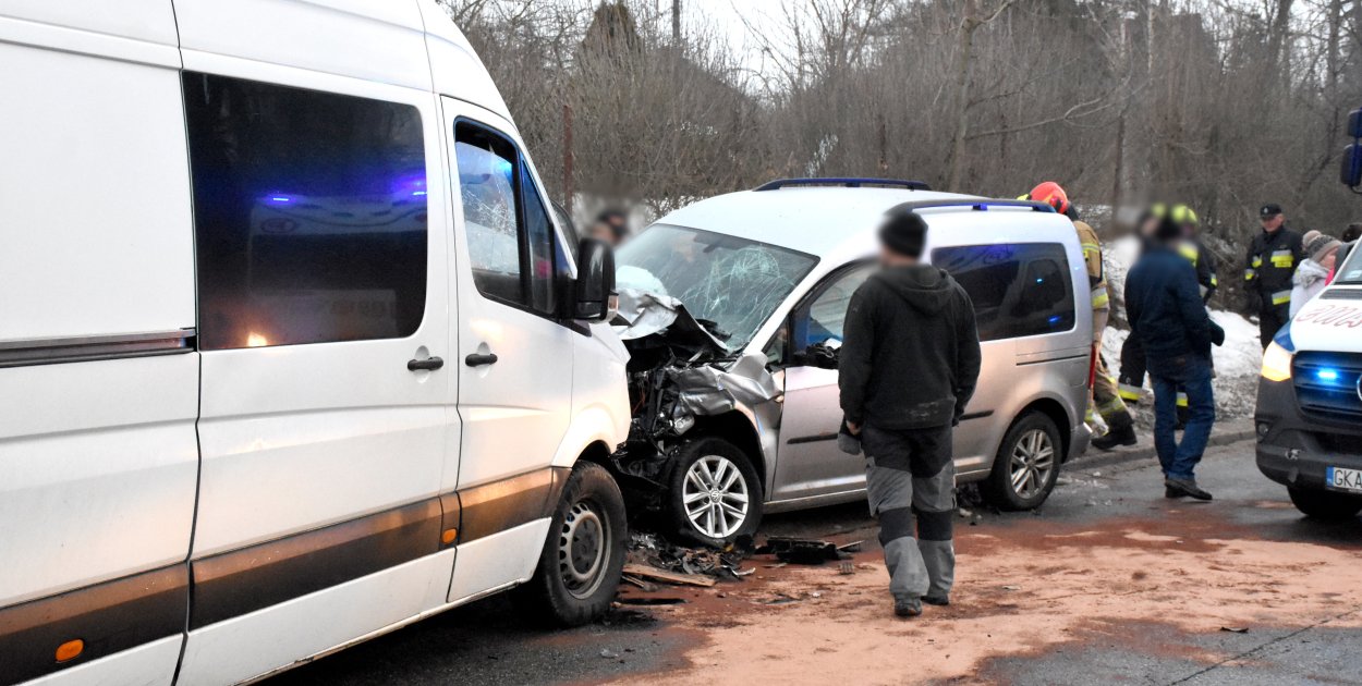 Gowidlino. Kolizja dwóch aut. "Czarny lód" na drodze