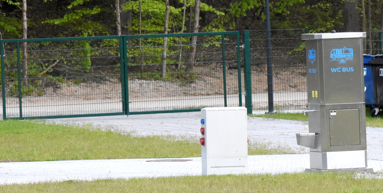 Kamienica Królewska. Teren nad jeziorem dostępny także dla kamperów