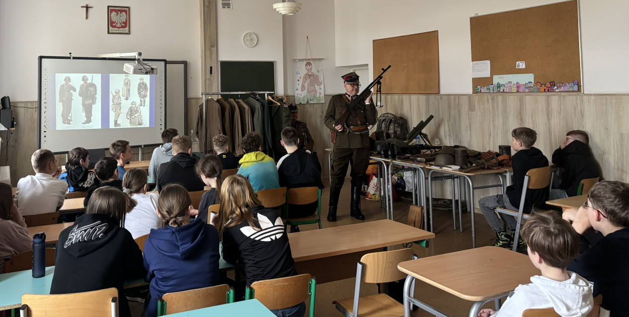 Historia, której można dotknąć. Rekonstruktorzy w szkołach gminy Somonino