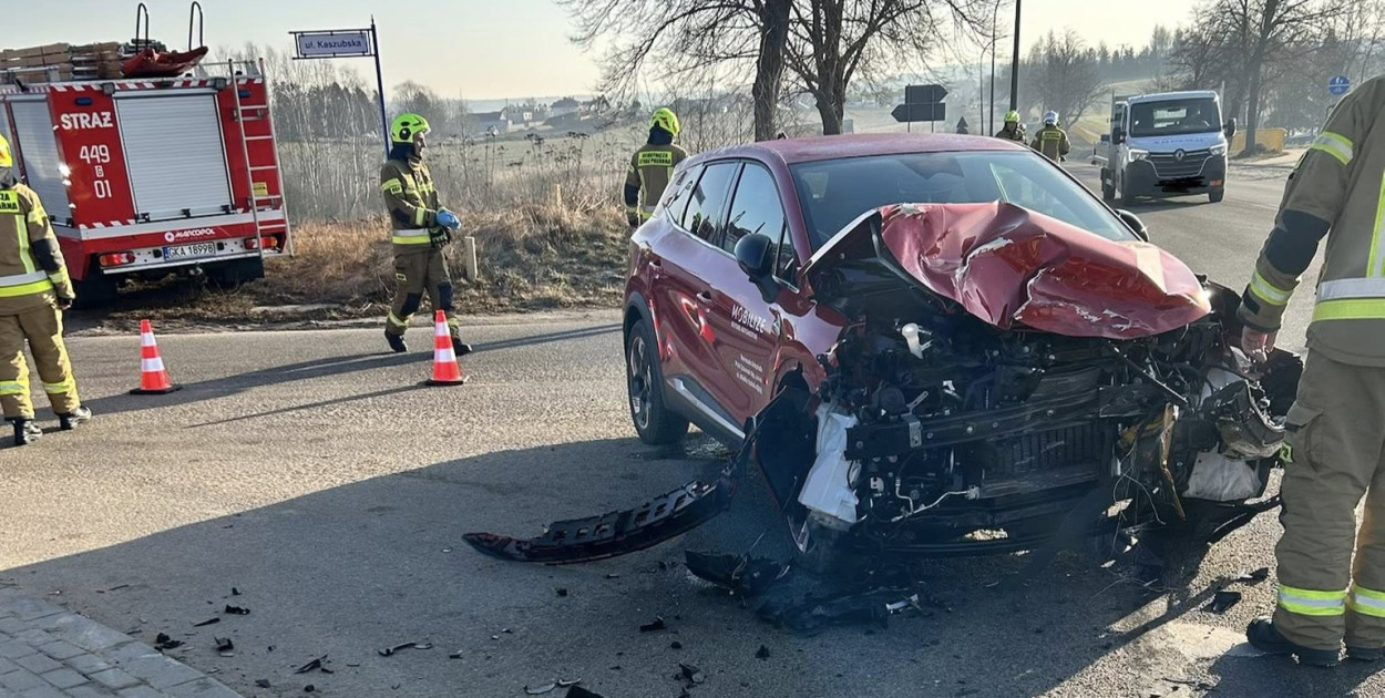 Kożyczkowo. Poważna kolizja. Przód osobówki został kompletnie zniszczony
