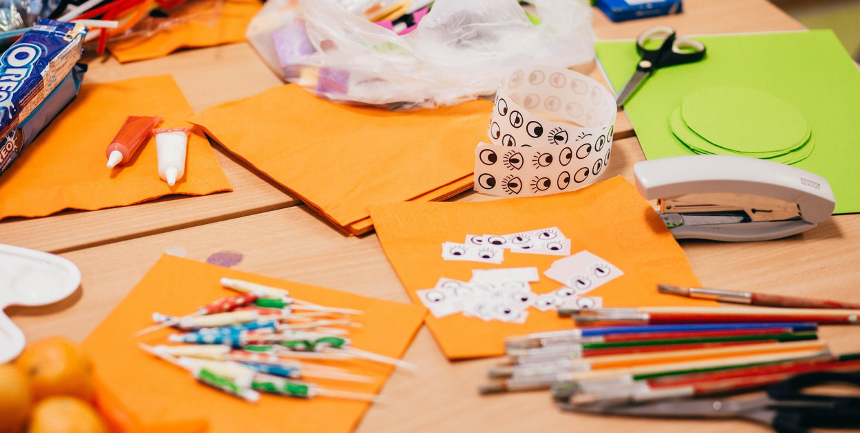 Opinia. Szkoły wymyślają "kolorowe dni", a rodzic musi biegać po sklepach