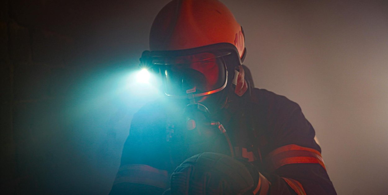 Jak wybrać latarkę strażacką: poradnik dla służb i OSP