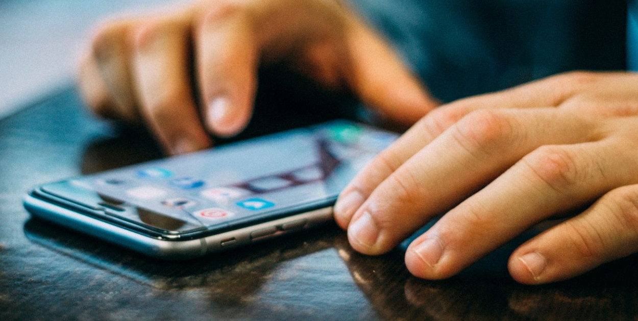 Zatrzymano 19-latka, który szantażował mężczyznę po przesłaniu intymnych