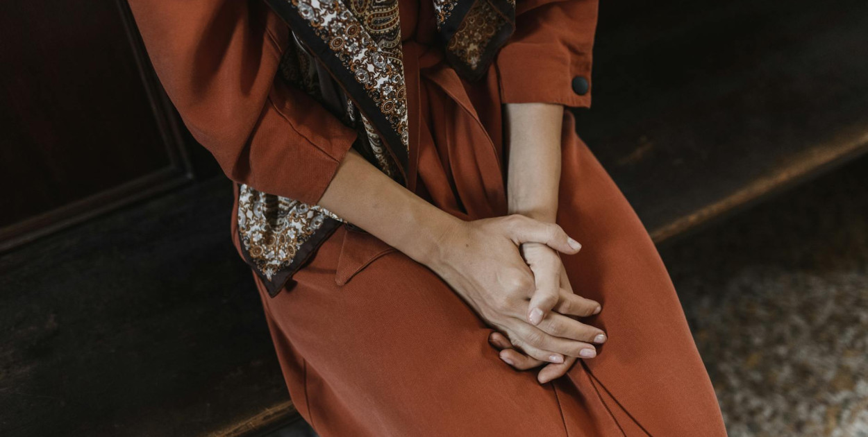 Damska moda na jesień - jak tworzyć stylizacje z tonami natury?