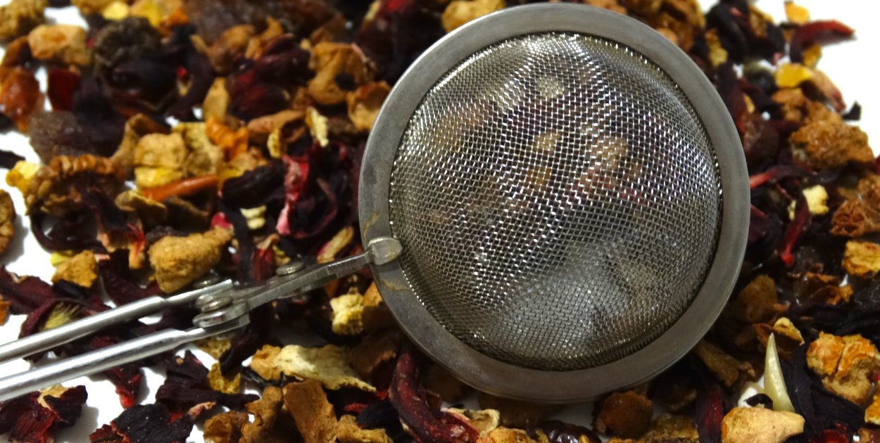 Naturalny sposób na chwilę relaksu - dlaczego warto sięgać po owocowe napary?