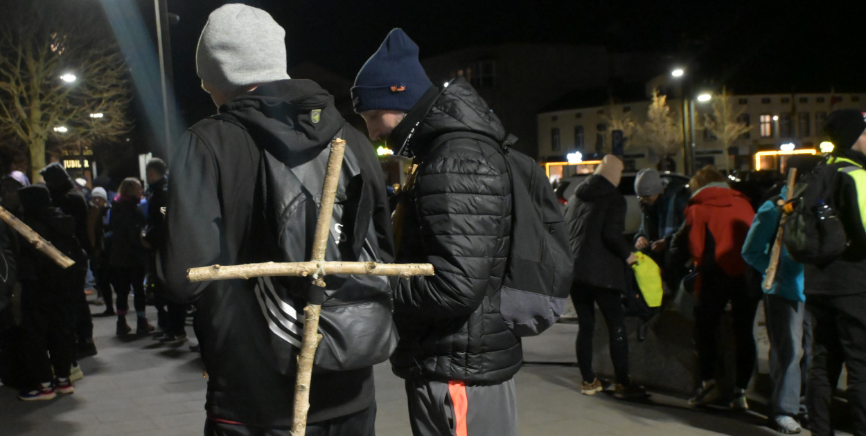 Kartuzy. Z krzyżami na plecakach ruszyli w Ekstremalną Drogę Krzyżową