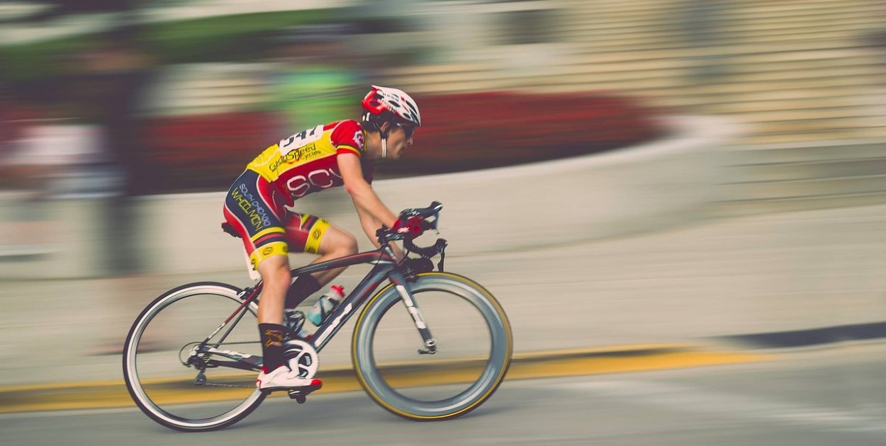 Jak dobrać spodenki rowerowe na kaszubskie trasy? Komfort jazdy w lesie i na szutr