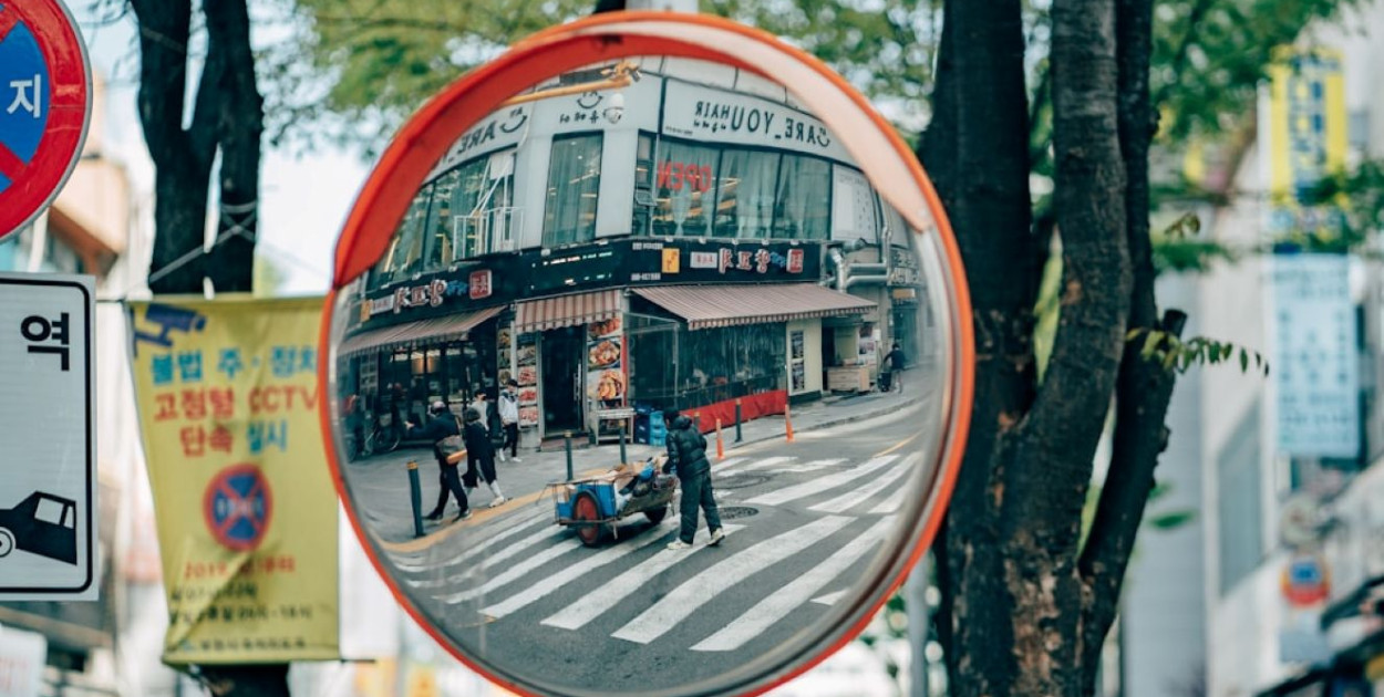 Jakie funkcje pełnią lustra drogowe na kaszubskich drogach?